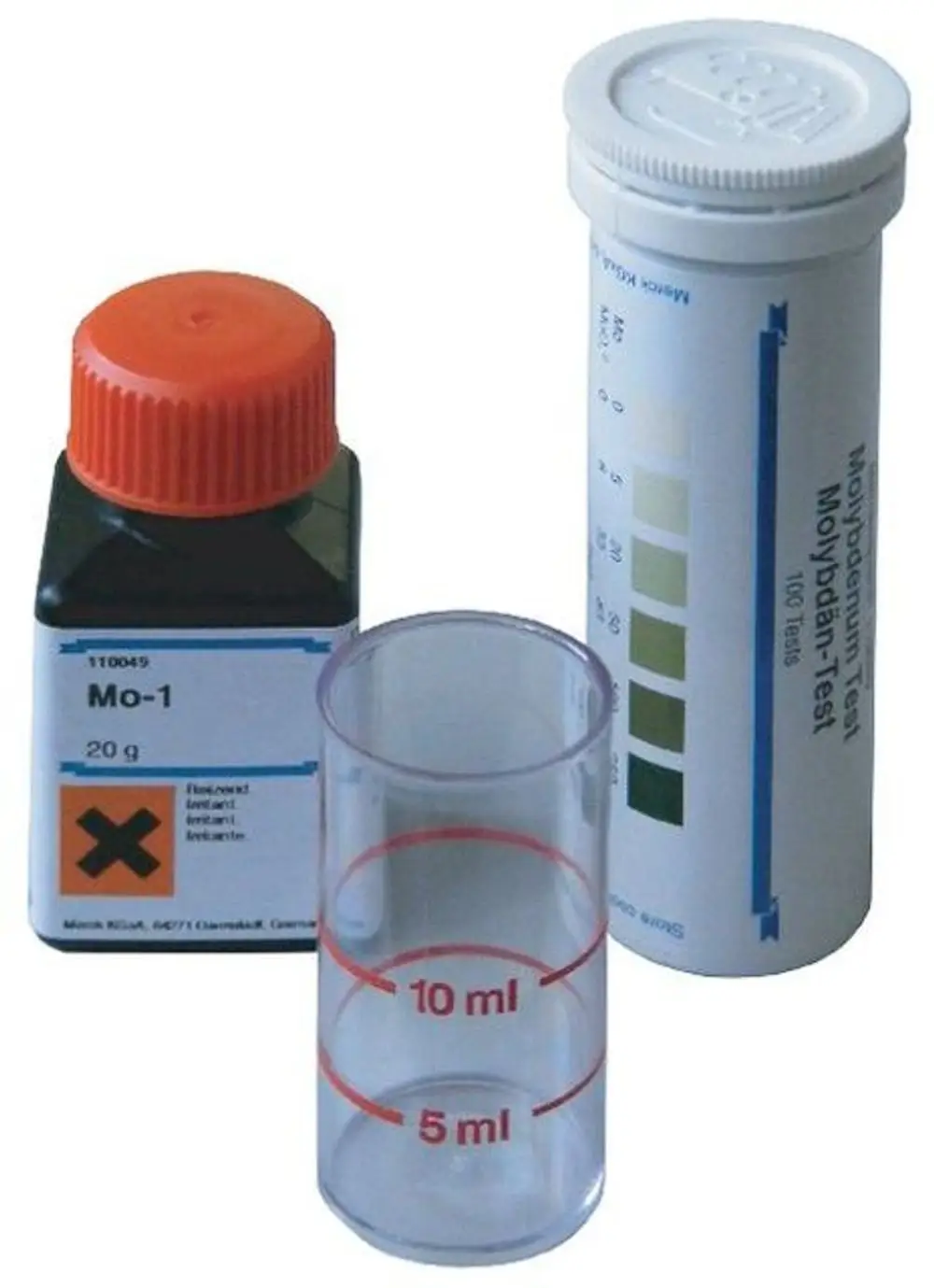 Syr-Testkit mit einer Flasche, einem Reagenzglas und einem Teststreifen für die Analyse von Molybdänwerten. Inhalt weist Gefahrensymbole auf.